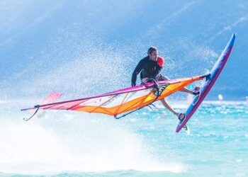 Kitesurfen vs windsurfen: verschillen en overeenkomsten