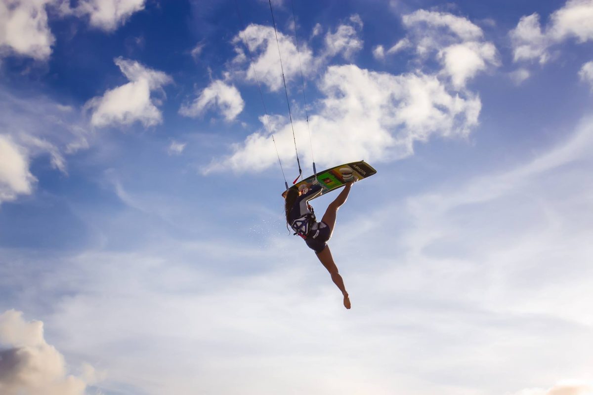 equipment difference kitesurfing vs windsurfing