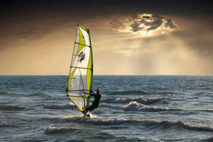 differences between wingsurfing and windsurfing